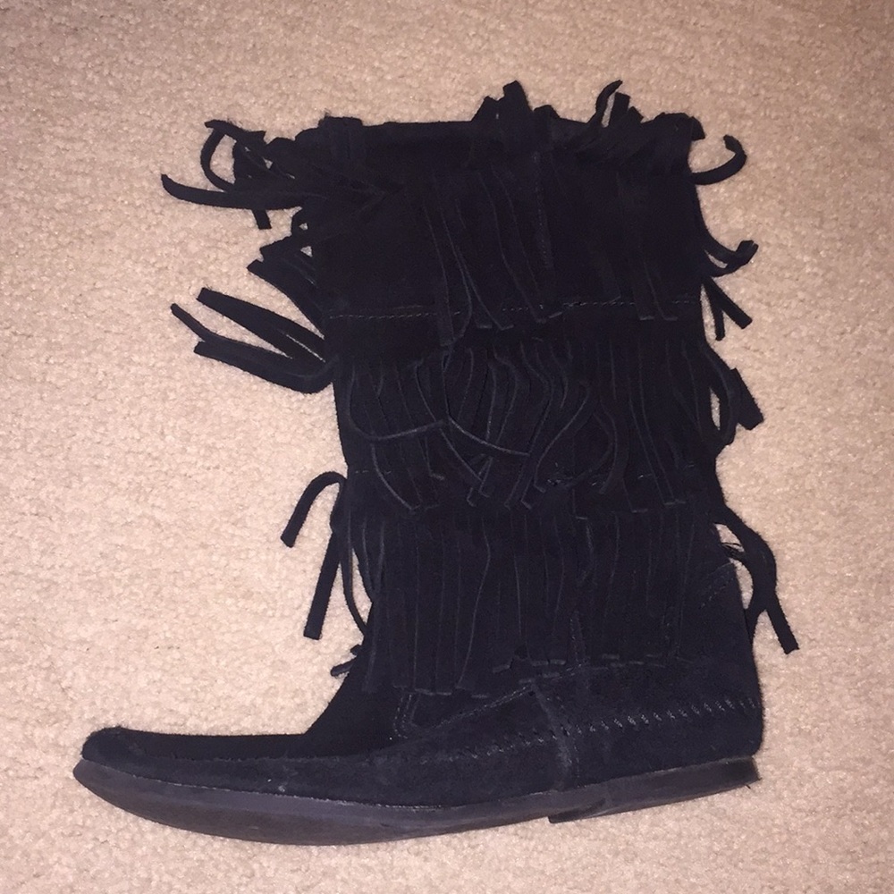black minnitonka boots